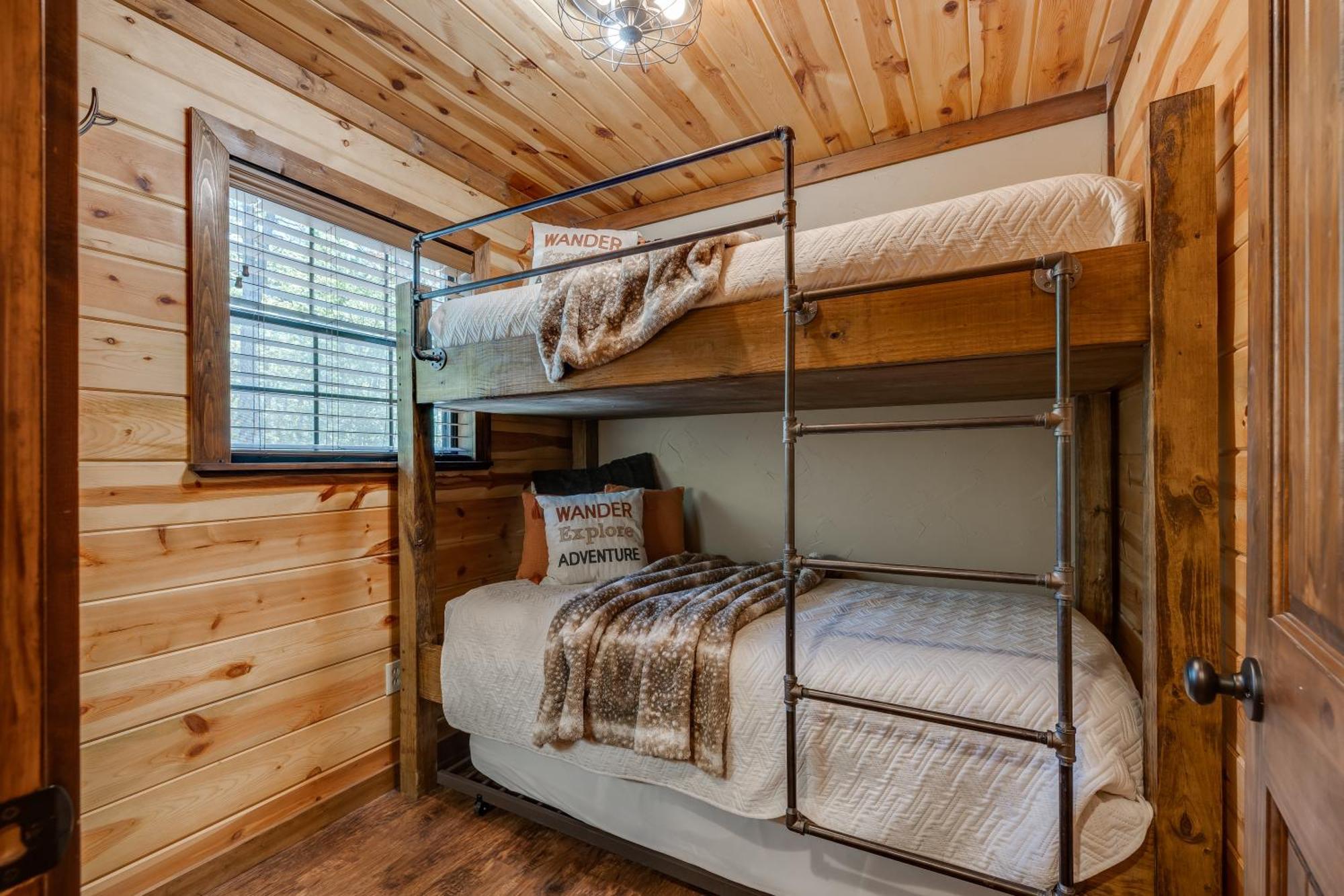 Cross Timbers Cabin On The Grove'S 25-Acres Broken Bow Exterior photo